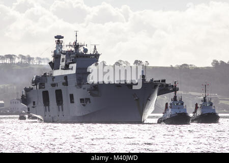 HMS Ocean Sails in Plymouth, Devon, das letzte mal als das Schiff der Royal Navy. Stockfoto