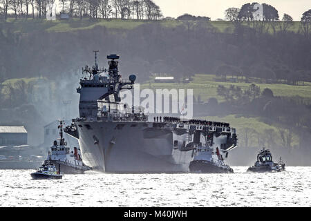 HMS Ocean Sails in Plymouth, Devon, das letzte mal als das Schiff der Royal Navy. Stockfoto