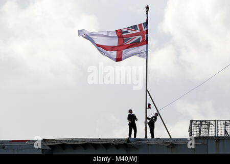 HMS Ocean Sails in Plymouth, Devon, das letzte mal als das Schiff der Royal Navy. Stockfoto