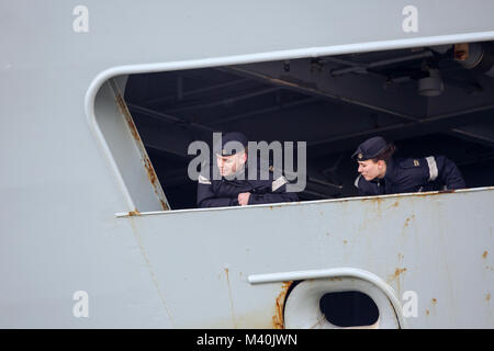 HMS Ocean Sails in Plymouth, Devon, das letzte mal als das Schiff der Royal Navy. Stockfoto