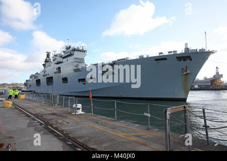 HMS Ocean Sails in Plymouth, Devon, das letzte mal als das Schiff der Royal Navy. Stockfoto