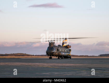 Eine Boeing Chinook Hubschrauber der 28 squadron RAF auf dem Boden in der Nacht Stockfoto