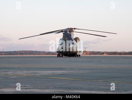 Eine Boeing Chinook Hubschrauber der 28 squadron RAF auf dem Boden in der Nacht Stockfoto