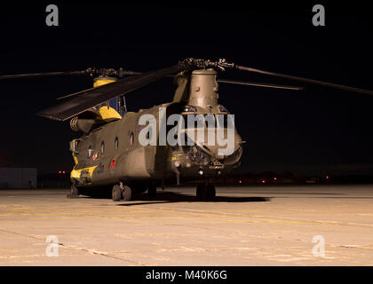 Eine Boeing Chinook Hubschrauber der 28 squadron RAF auf dem Boden in der Nacht Stockfoto