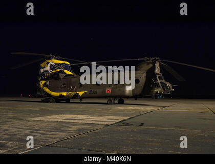 Eine Boeing Chinook Hubschrauber der 28 squadron RAF auf dem Boden in der Nacht Stockfoto