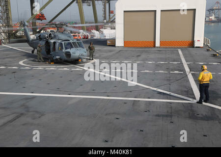 150510-A-BK 746-012 KINGSTON, Jamaika (10. Mai 2015) Matrosen zu Hubschrauber Meer Combat Squadron 22 Meer Ritter, Verhalten vor einer MH-60S Sea Hawk Hubschrauber auf dem Flight Deck an Bord Military Sealift Command Hospital Ship USNS Comfort (T-AH 20) im Verlauf der weiteren Versprechen 2015 zugeordnet. Weiterhin Versprechen ist ein US Southern Command - gefördert und U.S. Naval Forces Southern Command/USA Flotte - durchgeführt, um die Bereitstellung zu zivil-militärischen Operationen einschließlich humanitärer - zivile Hilfe, Experte Börsen, Medizin, Zahnmedizin, Tiermedizin und Engineering Support und die DISA-Verhalten Stockfoto