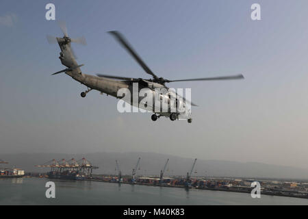 150510-A-BK 746-037 KINGSTON, Jamaika (10. Mai 2015) Einem MH-60S Sea Hawk Hubschrauber Hubschrauber Meer Combat Squadron 22 Meer Ritter zugeordnet, zieht aus der militärischen Sealift Command Hospital Ship USNS Comfort (T-AH 20) im Verlauf der weiteren Versprechen 2015. Weiterhin Versprechen ist ein US Southern Command - gefördert und U.S. Naval Forces Southern Command/USA 4. Flotte durchgeführte, Bereitstellung der zivil-militärischen Operationen einschließlich humanitärer - zivile Hilfe, Experte Börsen, Medizin, Zahnmedizin, Tiermedizin und Engineering Support und Disaster Response partner Nationen zu führen und zu zeigen Stockfoto