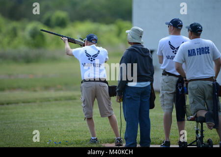 United States Air Force Kapitän Andrew Thorsen, Mitglied der USAF Skeet Team, schießt, während seine Mannschaft während der 2015 Armed Services Skeet Meisterschaften aussieht. Die 5-tägige Wettbewerb statt 11-15 Mai 2015 in der Nähe der Stadt Richmond in Conservation Park von Virginia, Charles City, Virginia, 14. Mai 2015. (Departement für Verteidigung Foto von Marvin Lynchard) 150514-D-FW 736-046 von DoD News Fotos Stockfoto