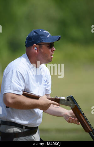 United States Air Force Master Sgt, Joshua Owings, Mitglied der USAF Skeet Team, schießt während der 2015 Armed Services Skeet Meisterschaften. Die 5-tägige Wettbewerb statt 11-15 Mai 2015 in der Nähe der Stadt Richmond in Conservation Park von Virginia, Charles City, Virginia, 14. Mai 2015. (Departement für Verteidigung Foto von Marvin Lynchard) 150514-D-FW 736-047 von DoD News Fotos Stockfoto