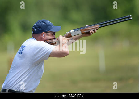 United States Air Force Master Sgt, Joshua Owings, Mitglied der USAF Skeet Team, schießt während der 2015 Armed Services Skeet Meisterschaften. Die 5-tägige Wettbewerb statt 11-15 Mai 2015 in der Nähe der Stadt Richmond in Conservation Park von Virginia, Charles City, Virginia, 14. Mai 2015. (Departement für Verteidigung Foto von Marvin Lynchard) 150514-D-FW 736-048 von DoD News Fotos Stockfoto