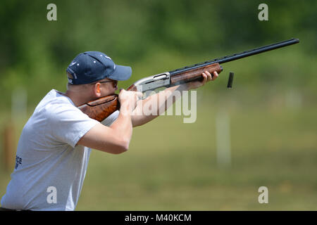United States Air Force Kapitän Andrew Thorsen, Mitglied der USAF Skeet Team, schießt während der 2015 Armed Services Skeet Meisterschaften. Die 5-tägige Wettbewerb statt 11-15 Mai 2015 in der Nähe der Stadt Richmond in Conservation Park von Virginia, Charles City, Virginia, 14. Mai 2015. (Departement für Verteidigung Foto von Marvin Lynchard) 150514-D-FW 736-049 von DoD News Fotos Stockfoto