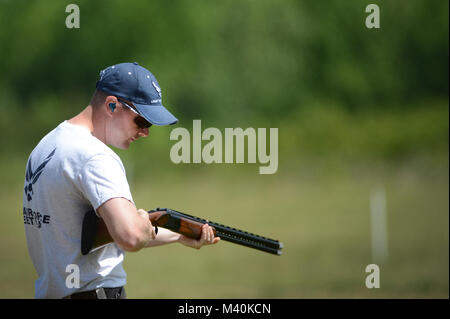 United States Air Force Staff Sgt, Andrews Wickler, Mitglied der USAF Skeet Team, nehmen Sie einen Moment, bevor er schießt während der 2015 Armed Services Skeet Meisterschaften. Die 5-tägige Wettbewerb statt 11-15 Mai 2015 in der Nähe der Stadt Richmond in Conservation Park von Virginia, Charles City, Virginia, 14. Mai 2015. (Departement für Verteidigung Foto von Marvin Lynchard) 150514-D-FW 736-050 von DoD News Fotos Stockfoto