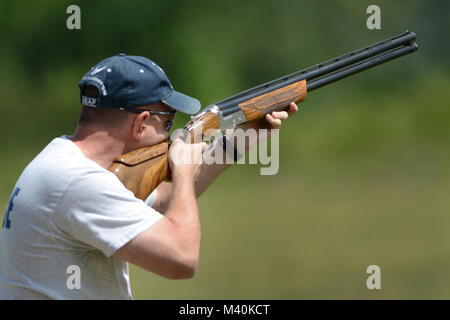 United States Air Force Chief Master Sgt. Michael Giese, Mitglied der USAF Skeet Team, schießt während der 2015 Armed Services Skeet Meisterschaften. Die 5-tägige Wettbewerb statt 11-15 Mai 2015 in der Nähe der Stadt Richmond in Conservation Park von Virginia, Charles City, Virginia, 14. Mai 2015. (Departement für Verteidigung Foto von Marvin Lynchard) 150514-D-FW 736-051 von DoD News Fotos Stockfoto
