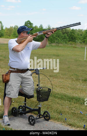 United States Air Force Chief Master Sgt. Michael Giese, Mitglied der USAF Skeet Team, schießt während der 2015 Armed Services Skeet Meisterschaften. Die 5-tägige Wettbewerb statt 11-15 Mai 2015 in der Nähe der Stadt Richmond in Conservation Park von Virginia, Charles City, Virginia, 14. Mai 2015. (Departement für Verteidigung Foto von Marvin Lynchard) 150514-D-FW 736-056 von DoD News Fotos Stockfoto