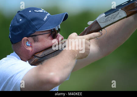 United States Air Force Master Sgt, Joshua Owings, Mitglied der USAF Skeet Team, schießt während der 2015 Armed Services Skeet Meisterschaften. Die 5-tägige Wettbewerb statt 11-15 Mai 2015 in der Nähe der Stadt Richmond in Conservation Park von Virginia, Charles City, Virginia, 14. Mai 2015. (Departement für Verteidigung Foto von Marvin Lynchard) 150514-D-FW 736-052 von DoD News Fotos Stockfoto