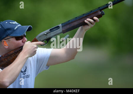 United States Air Force Kapitän Andrew Thorsen, Mitglied der USAF Skeet Team, schießt während der 2015 Armed Services Skeet Meisterschaften. Die 5-tägige Wettbewerb statt 11-15 Mai 2015 in der Nähe der Stadt Richmond in Conservation Park von Virginia, Charles City, Virginia, 14. Mai 2015. (Departement für Verteidigung Foto von Marvin Lynchard) 150514-D-FW 736-053 von DoD News Fotos Stockfoto