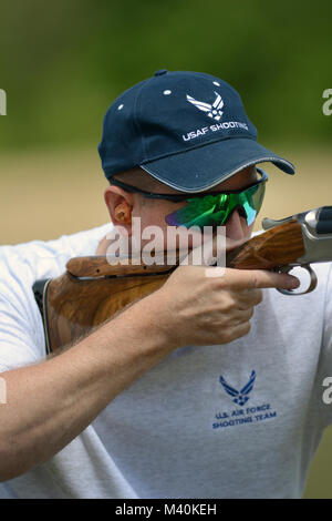 United States Air Force Chief Master Sgt. Michael Giese, Mitglied der USAF Skeet Team, schießt während der 2015 Armed Services Skeet Meisterschaften. Die 5-tägige Wettbewerb statt 11-15 Mai 2015 in der Nähe der Stadt Richmond in Conservation Park von Virginia, Charles City, Virginia, 14. Mai 2015. (Departement für Verteidigung Foto von Marvin Lynchard) 150514-D-FW 736-054 von DoD News Fotos Stockfoto
