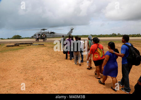 150522-A-BK746-184 PUERTO CABEZAS, Nicaragua (22. Mai 2015) nicaraguanische Bürgerinnen und Bürger warten, um einen MH-60 s Sea Hawk Hubschrauber, Hubschrauber Meer bekämpfen Squadron (HSC) 22 Meer Ritter, während weiterhin Versprechen 2015 zugewiesen an Bord. Die fortgeführten versprechen ein US Southern Command gesponsert und US Marine Kräfte südlichen Spezialoperationen. 4. Flotte durchgeführt Bereitstellung, zivil-militärische Operationen einschließlich zivile und humanitäre Hilfe durchzuführen ist, austauscht Fachexperten, Medizin, dental, Veterinär und engineering Support und Katastrophe Antwort Partnernationen und US-Unterstützung und Engagement zu zeigen Stockfoto