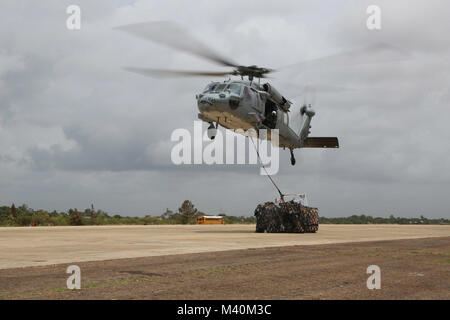 150522-A-BK746-233 PUERTO CABEZAS, Nicaragua (22. Mai 2015) - ein MH-60 s Sea Hawk Hubschrauber Helikopter Meer bekämpfen Squadron (HSC) 22 Sea Knights zugewiesen liefert Spenden im Flugbetrieb zur Unterstützung der kontinuierlichen Versprechen 2015. Veterinär- und engineering-Support und Katastrophe Reaktion auf Partnernationen und USA unterstützen versprechen ein US Southern Command gesponsert und US Marine Kräfte südlichen Spezialoperationen. 4. Flotte durchgeführt Bereitstellung, zivil-militärische Operationen einschließlich zivile und humanitäre Hilfe, Thema Experten-Austausch, Medizin, dental, durchzuführen ist Stockfoto