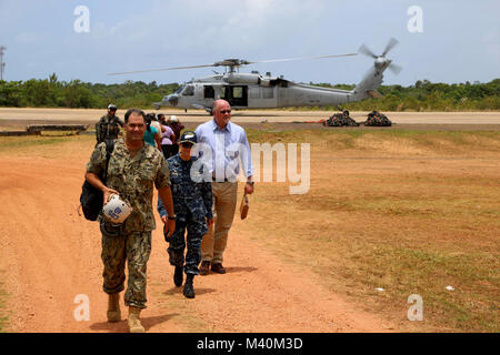 150522-A-BK746-239 PUERTO CABEZAS, Nicaragua (22. Mai 2015) Captain Sam Hancock, anhaltende Versprechen 2015 (CP-15), Befehlshaber und Capt Christine Sears, Kommandierender Offizier der medizinischen Behandlung-Einrichtung an Bord der Military Sealift Command Lazarettschiff USNS Comfort (T-AH 20) Ausfahrt einen MH-60 s Sea Hawk Hubschrauber, Hubschrauber Meer bekämpfen Squadron (HSC) 22 Meer Ritter, während weiterhin Versprechen 2015 zugewiesen. Weiterhin verspricht ein US Southern Command gesponsert und US Marine Kräfte südlichen Spezialoperationen. 4. Flotte durchgeführt Bereitstellung, zivil-militärische Operationen einschließlich Humanit durchzuführen Stockfoto