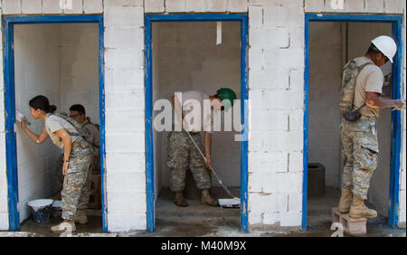 Soldaten aus der 302Nd Engineer Company (Vertikal) in San Antonio, Texas, Farbe eine Erweiterung einer Schule Haus während über den Horizont 2015 in Chalchuapa, El Salvador, 31.Mai. Task Force Northstar's Mission während BTH 15 zivile und humanitäre Hilfe für die Bevölkerung von El Salvador zur Verfügung zu stellen. (U.S. Armee Foto von SPC. Elizabeth Barlow/Freigegeben) 150531-A-DM 945-001 durch ussouthcom Stockfoto