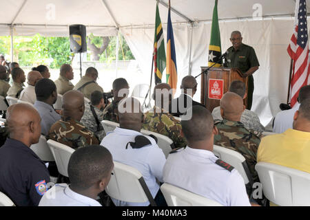 Oberstleutnant Patrick E.Wallace, der Kommandant der St. Kitts und Nevis Defence Force, spricht mit den teilnehmenden Nationen für Tradewinds 2015 bei der Eröffnung des 31. Mai 2015, am Lager Springfield, St. Kitts. Die kombinierte, Joint US Southern Command - geförderte Übung stärkt die Fähigkeit der karibischen Nationen von Naturkatastrophen, humanitären Krisen und gegen die grenzüberschreitende organisierte Kriminalität. (U.S. Army National Guard Foto: Staff Sgt. Shane Hamann) 150531-Z-MX 357-009 durch ussouthcom Stockfoto