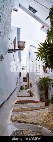 Entdecken schöne Ecken der Spanischen Bergdorf Frigiliana, Costa del Sol, aufrechte Panorama Stockfoto