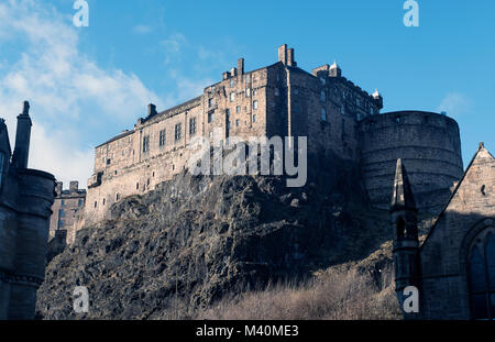 Blick auf die Burg von Edinburgh die Vennel Schritte am Grassmarket in der Altstadt von Edinburgh, Schottland, Vereinigtes Königreich Stockfoto