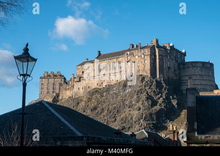 Blick auf die Burg von Edinburgh die Vennel Schritte am Grassmarket in der Altstadt von Edinburgh, Schottland, Vereinigtes Königreich Stockfoto