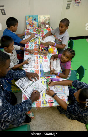 150601-A-BK 746-024 Colón, Panama (1. Juni 2015) Hospitalman Jordon Oates, Links, ein Eingeborener von Little Rock, Arche und Hospitalman Joanna Castillo, ein Eingeborener von Mansfield, Texas, sowohl Naval Medical Center Portsmouth, Virginia, Farbe mit Patienten in der Gemeinde zugewiesen wurden an Bord der Military Sealift Command Hospital Ship USNS Comfort (T-AH 20) im Verlauf der weiteren Versprechen 2015. Weiterhin Versprechen ist ein US Southern Command - gefördert und U.S. Naval Forces Southern Command/USA Flotte - durchgeführt, um die Bereitstellung zu zivil-militärischen Operationen einschließlich humanitärer - zivile Hilfe, betrifft Ma durchführen Stockfoto