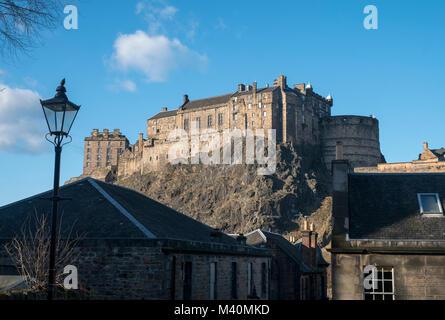 Blick auf die Burg von Edinburgh die Vennel Schritte am Grassmarket in der Altstadt von Edinburgh, Schottland, Vereinigtes Königreich Stockfoto