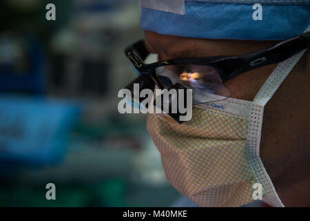 150615-N-NK 134-175 Colón, Panama (2. Juni 2015) - Lt.Cmdr. Larry Williams, ein Eingeborener von Bethesda, Md., einen Arzt zu Walter Reed National Military Medical Center Bethesda, Md zugewiesen, führt eine medizinische Verfahren auf einen Patienten an Bord der Military Sealift Command Hospital Ship USNS Comfort (T-AH 20) im Verlauf der weiteren Versprechen 2015 (CP-15). Betrieb Lächeln ist neben gemeinsamen - Militärs und anderen NGOs der CP-15 Mission zu erfüllen. Weiterhin Versprechen ist ein US Southern Command - gefördert und U.S. Naval Forces Southern Command/USA Flotte - durchgeführt Bereitstellung zivilen zu leiten - mi Stockfoto