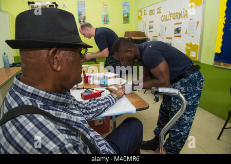 150606-N-PD 309-038 Colón, Panama (6. Juni 2015) Hospital Corpsman 3. Klasse Pouwedeo Faranda, ein Eingeborener von Togo, Westafrika, um Captain James A. Lovell Federal Health Care Center Great Lakes, Illinois zugeordnet, nimmt eine Blutprobe eines Patienten an einer medizinischen Website im Instituto Benigno Jimenez Garay im Verlauf der weiteren Versprechen 2015 gegründet. Weiterhin Versprechen ist ein US Southern Command - gefördert und U.S. Naval Forces Southern Command/USA 4. Flotte durchgeführte, Bereitstellung der zivil-militärischen Operationen einschließlich humanitärer - zivile Hilfe, Experte auf den Austausch, die medizinische, zahnmedizinische, v Stockfoto