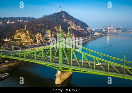 Budapest, Ungarn - schöne Brücke (szabadság Hid) an einem Wintermorgen mit Gellertberg, Citadella, Freiheitsstatue und Buda Castle Royal Stockfoto