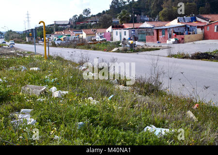 Provisorischer Häuser an der Seite der Straße, irgendwo in der Nähe von Malaga, Spanien Stockfoto