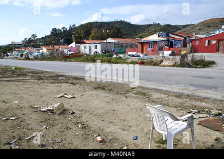 Provisorischer Häuser an der Seite der Straße, irgendwo in der Nähe von Malaga, Spanien Stockfoto