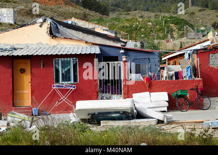 Provisorischer Häuser an der Seite der Straße, irgendwo in der Nähe von Malaga, Spanien Stockfoto