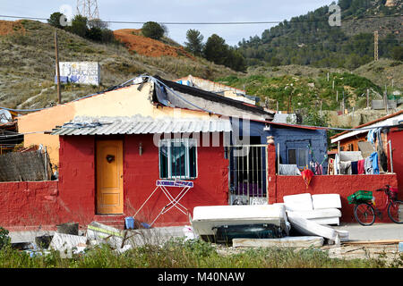 Provisorischer Häuser an der Seite der Straße, irgendwo in der Nähe von Malaga, Spanien Stockfoto