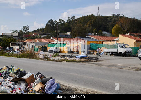 Provisorischer Häuser an der Seite der Straße, irgendwo in der Nähe von Malaga, Spanien Stockfoto