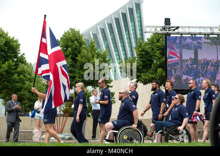 Team Großbritannien Märsche durch die Nationalen Museum der US Marine Corps während der Abteilung 2015 der Verteidigung Krieger spiele Eröffnungsfeier in Dreieck, Va. 19. Juni 2015. Das Museum befindet sich vor den Toren der Marine Corps Base Quantico, wo die meisten Wettbewerbe stattfinden wird. (Departement für Verteidigung Foto von EJ Hersom) 120605 - D-DB 155-004 von DoD News Fotos Stockfoto