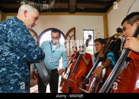 150623-A-ZA 034-103 San Salvador, El Salvador (23. Juni 2015) Musiker 1. Klasse Richard Bruns, ein Eingeborener von Estherville, Iowa, die Flotte Kräfte Band, unbekannte Gewässer zugeordnet, lehrt eine Musikstunde für Studenten während einer Community Relations Veranstaltung zur Unterstützung der Fortsetzung Versprechen 2015. Weiterhin Versprechen ist ein US Southern Command - gefördert und U.S. Naval Forces Southern Command/USA 4. Flotte durchgeführte, Bereitstellung der zivil-militärischen Operationen einschließlich humanitärer - zivile Hilfe, Experte Börsen, Medizin, Zahnmedizin, Tiermedizin und Engineering Support und Disaster speichereinbauort durchzuführen Stockfoto