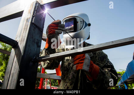 150621-N-KG 407-409 ACAJUTLA, El Salvador (21. Juni 2015) Builder 1. Klasse James Vossler, ein Eingeborener von Buffalo, N.Y., um Bau Bataillon Wartungseinheit 202 Jacksonville, Fla., Schweißnähte stehlen Balken zusammen an einer Engineering site an Escuela de Bildung Especial de Acajutla im Verlauf der weiteren Versprechen 2015 gegründet. Weiterhin Versprechen ist ein US Southern Command - gefördert und U.S. Naval Forces Southern Command/USA Flotte - durchgeführt, um die Bereitstellung zu zivil-militärischen Operationen einschließlich humanitärer - zivile Hilfe, Experte Börsen, medizinischen, zahnmedizinischen, veterinar Verhalten Stockfoto