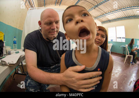 150623-N-KG 407-148 ACAJUTLA, El Salvador (23. Juni 2015) - Lt Steven Szűcs, ein Eingeborener von angenehmen Straße, Utah, Naval Medical Center Portsmouth, Virginia. zugeordnet, behandelt einen Patienten an einer medizinischen Website im Centro Escuela Lisandro Larin Zepeda im Verlauf der weiteren Versprechen 2015 gegründet. Weiterhin Versprechen ist ein US Southern Command - gefördert und U.S. Naval Forces Southern Command/USA Flotte - durchgeführt, um die Bereitstellung zu zivil-militärischen Operationen einschließlich humanitärer - zivile Hilfe, Experte Börsen, Medizin, Zahnmedizin, Tiermedizin und Engineering Support und Disaster res Verhalten Stockfoto