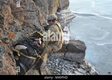 Eine Luftwaffe finden pararescueman von der 304th Rescue Squadron führt ein Patient eine Klippe während eines simulierten cliffside Rescue Mission in Riley, Erz (U.S. Air Force Foto: Staff Sgt. Daniel Delgado) Cliff - Seite Rettung durch AirmanMagazine Stockfoto