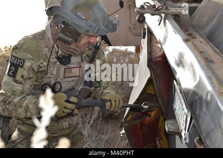 Eine Luftwaffe finden pararescueman von der 304th Rescue Squadron pries öffnen die Türen eines umgestürzten van als Teil eines Patienten Extraktion Übung in Riley, Erz (U.S. Air Force Foto: Staff Sgt. Daniel Delgado) Rescue 911 von AirmanMagazine Stockfoto