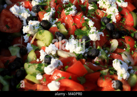 Shopska Salat. Von in Scheiben geschnittenen Tomaten, Gurken, geröstete Paprika, Zwiebel, Oliven, frische Petersilie und geriebenem weißen brined Käse zubereitet. Stockfoto