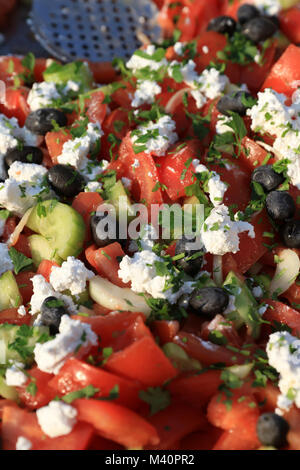 Shopska Salat. Von in Scheiben geschnittenen Tomaten, Gurken, geröstete Paprika, Zwiebel, Oliven, frische Petersilie und geriebenem weißen brined Käse zubereitet. Stockfoto