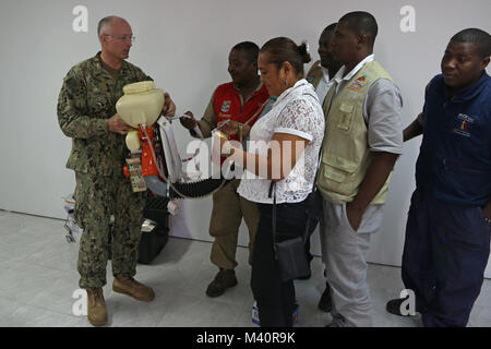 150712-A-BK 746-019 BUENAVENTURA, Kolumbien (12. Juli 2015) Lt.Cmdr. James Dunford, Links, Entomologe, um die marine Umwelt der präventiven Medizin Unit-2 Norfolk Virginia. zugeordnet, spendet ein Pestizid Feldspritze an die lokale Regierung Schädlingsbekämpfung Team im Verlauf der weiteren Versprechen 2015. Weiterhin Versprechen ist ein US Southern Command - gefördert und U.S. Naval Forces Southern Command/USA Flotte - durchgeführt, um die Bereitstellung zu zivil-militärischen Operationen einschließlich humanitärer - zivile Hilfe, Experte Börsen, Medizin, Zahnmedizin, Tiermedizin und Engineering Support und Disaster Response zur Gleichheit führen Stockfoto