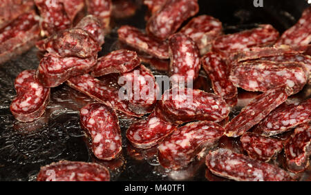 Lukanka ist eine Bulgarische Salami einzigartig zu bulgarischen Küche. Stockfoto