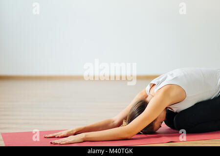 Frau Tun des Kindes darstellen. Balasana Stockfoto